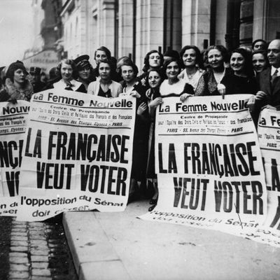 Malgré des mouvements de revendication nés dès le XIXe siècle, les femmes seront exclues du suffrage universel jusqu'en 1944
