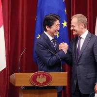 Juillet 2018 : Jean-Claude Juncker, Shinzo Abe et Donald Tusk se congratulent devant les journalistes, dans les locaux du premier ministre japonais