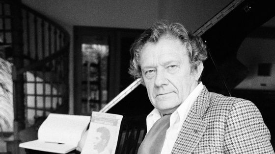 Le parolier français Pierre Delanoë chez lui à Paris le 10 janvier 1980 ©Getty - Daniel Simon / Gamma-Rapho
