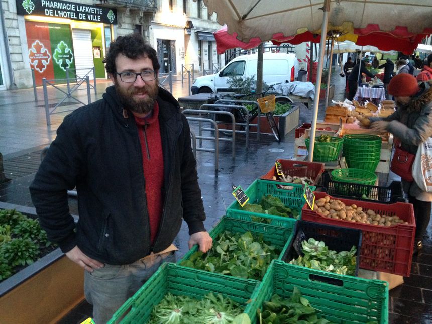 Julien vend des fruits et légumes sur le marché bio de Pessac centre.
