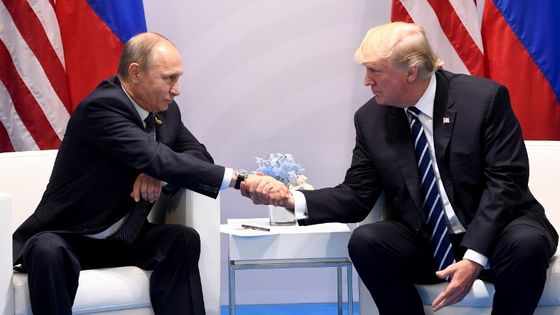 Trump et Poutine en marge du sommet du G20 à Hambourg en 2017 ©AFP - SAUL LOEB / AFP