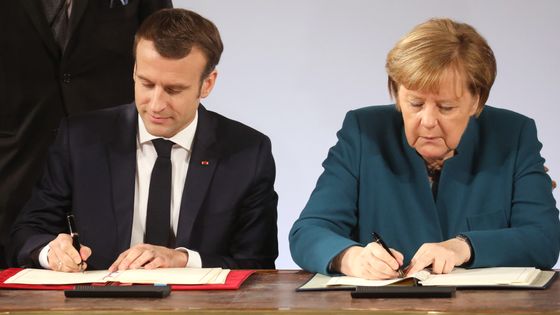 Le 22 janvier 2019, le président français Emmanuel Macron et la chancelière allemande Angela Merkel signent un traité d'amitié franco-allemand à la mairie d'Aix-la-Chapelle, dans l'ouest de l'Allemagne. ©AFP - LUDOVIC MARIN