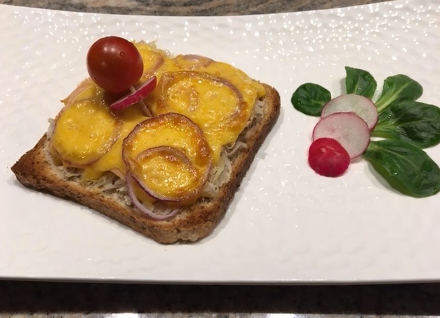 Toast à la choucroute, au saumon fuméet au cheddar