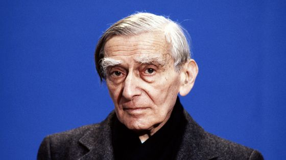 Vladimir Jankélévitch le 12 décembre 1981 sur un plateau de télévision. ©AFP - Philippe Wojazer
