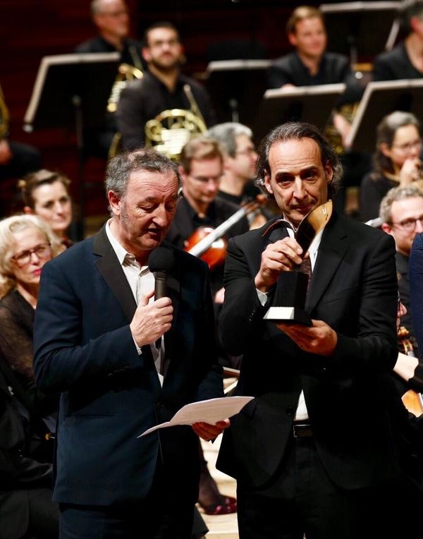 Michel Orier interprète le rôle d'Alexandre Desplat - sans voix temporairement - et suite à une opération des cordes vocales