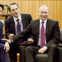 La dernière visite de Valdimir Poutine au Japon remonte à décembre 2016. On le voit ici avec Shinzo Abe, lors d'une rencontres sportive au Kodokan judo hall