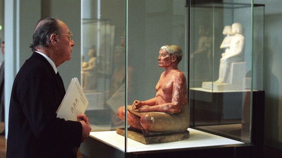 Scribe assis (2 600 avant J.C.), Musée du Louvre, décembre 1997 ©Getty - Raphael GAILLARDE/Gamma-Rapho