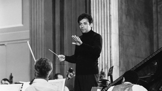 Zubin Mehta dirige l'Orchestre Philarmonique de Los Angeles au Théâtre des Champs Elysées le 27 septembre 1967 ©Getty - Keystone France/Gamma-Rapho