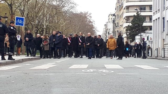 La délégation officielle, sur le boulevard Richard-Lenoir, à Paris