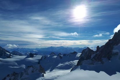 Au sommet de l'Aiguille du Midi, la vue imprenable sur le mont blanc. Au sommet de l'Aiguille du Midi, la vue imprenable sur le mont blanc.