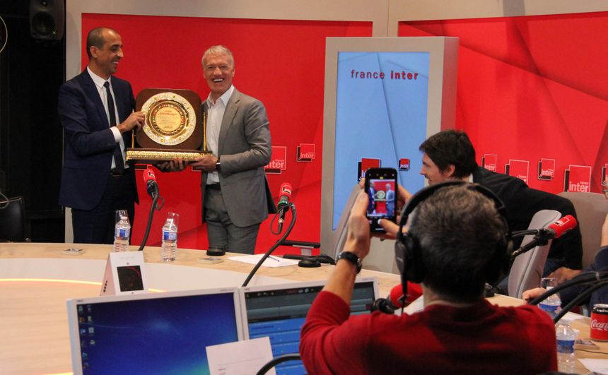 Didier Deschamps reçoit le trophée