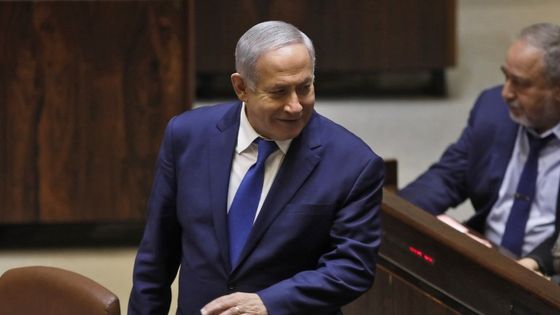 Le Premier ministre israélien Benjamin Netanyahu se tient aux côtés de l'ancien ministre israélien de la Défense, Avigdor Lieberman, lors d'une session du Knesset (parlement) à Jérusalem le 26 décembre 2108. ©AFP - Menahem KAHANA