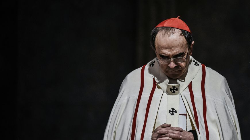 Le cardinal Barbarin dans la cathédrale Saint-Jean à Lyon