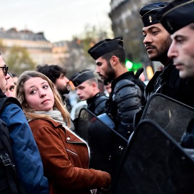 Le 22 novembre 2015, quelques centaines de personnes bravent l'interdiction de manifester. La marche, prévue en soutien aux réfugiés, est aussi l'occasion de protester contre l'état d'urgence.