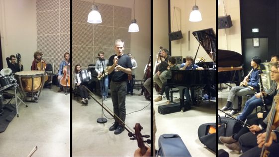 Les élèves du CNSMdP, avec Garth Knox (au centre) et Alexandros Markeas (près du piano) ©Radio France - Anne Montaron