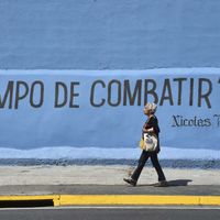 Une passante dans une rue de Caracas, au Venezuela
