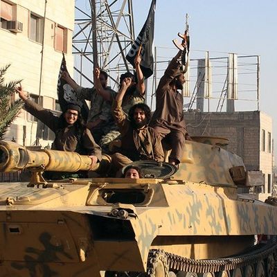 Une image mise à disposition par le média djihadiste Welayat Raqa le 30 juin 2014, montre des membres de l'Etat islamique défilant avec un char à Raqqa