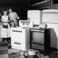 1957, un couple regarde de l'électroménager à McCollum Law Corp