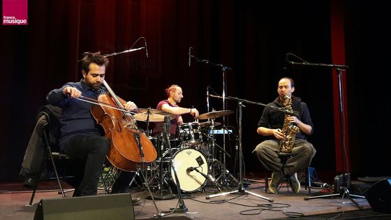 Trio Anil Eraslan, Eric Groleau et Matthieu Metzger dans A l'improviste à l'Alliance Française, décembre 2018 ©Radio France - Soizic Noël