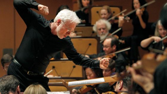 John Adams dirige la création de la Neuvième Symphonie de Philip Glass au Walt Disney Concert Hall le 5 avril 2012. - Lawrence K. Ho/Los Angeles Times via Getty Images