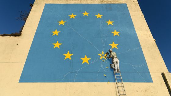 Une peinture de l'artiste Banksy représentant un ouvrier en train de griffonner une étoile sur le drapeau de l'Union européenne, à Douvres, en Angleterre. ©Getty