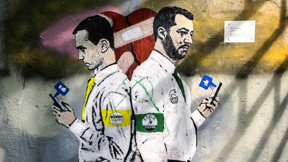 Fresque murale du street-artiste italien TvBoy, au centre de Milan : les ministres Luigi Di Maio (Cinque Stelle) et Matteo Salvini (Lega). L'oeuvre s'intitule 'La Guerra dei Socials' (la guerre des réseaux sociaux) ©AFP - ALBERTO PEZZALI / NURPHOTO