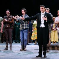 Philippe Jordan, entouré de Cyrille Dubois, Roberto Alagna et Sophie Koch, salue sur la scène de l'Opéra Bastille, le 19 mai 2015.