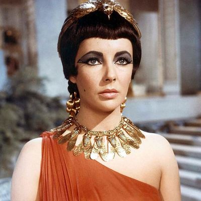 En 1963 dans le film éponyme de Joseph L. Mankiewicz, Elizabeth Taylor incarne une Cléopâtre de légendre