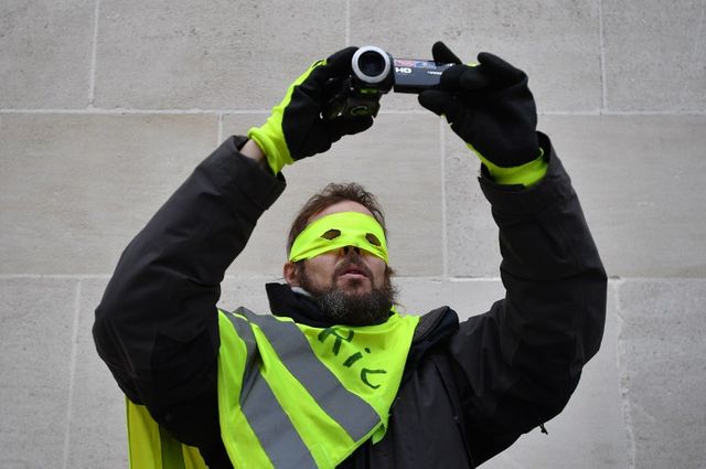 Gilet jaune en train d'enregistrer des images