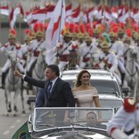 Jair Bolsonaro et sa femme Michelle Bolsonaro traversent la capitale Brasilia, en cabriolet Rolls Royce, pour se rendre en cortège à la prestation de serment, hier