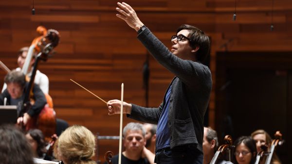 Adrien Perruchon, jeune et déjà fameux chef d'orchestre, dirige la création de Dianoura, musique d'Etienne Perruchon. En répétition avec l'Orchestre Philharmonique de Radio France