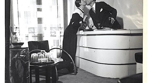 Les époux Perrier au Club R-26 (leur appartement duplex de Montmartre)