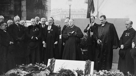 Cérémonie œcuménique sur la tombe du Soldat inconnu, en présence du pasteur Gustave Vidal et du rabbin Maurice Zeitlin, aumôniers militaires de la Première Guerre mondiale, 11 novembre 1938 ©Getty - Keystone-France\Gamma-Rapho via Getty Images
