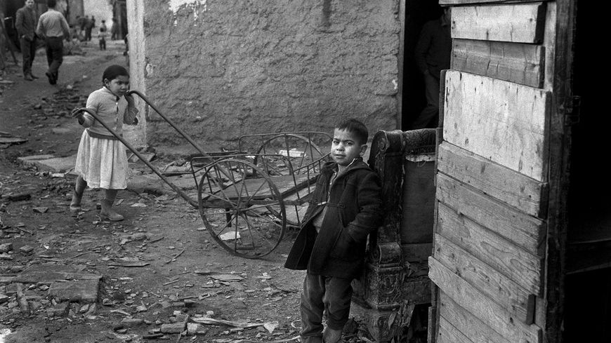 Vue d'un bidonville de Nanterre, en 1962, l'année où arrive Mehdi Charef