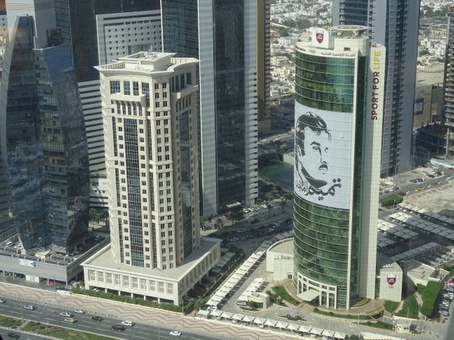 Portrait géant de l'Émir du Qatar, Cheikh Tamim ben Hamad Al Thani, sur la façade du Siège du comité Olympique du Qatar à Doha.