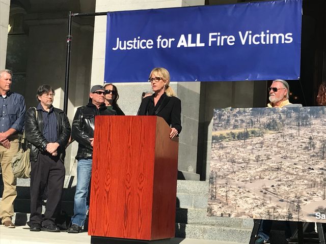 Erin Brockovich est venue soutenir les habitants dans leur lutte contre une compagnie américaine qui serait responsable de l’incendie qui a fait au moins 86 morts