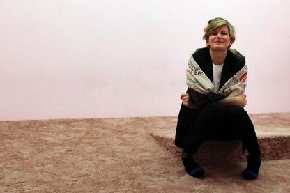 L'artiste française Laure Prouvost, à côté d'une de ses installation vidéo "Wantee" L'artiste française Laure Prouvost, à côté d'une de ses installation vidéo "Wantee"