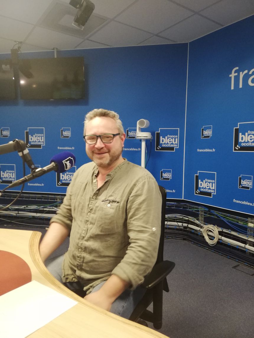 Florent Salinié dans les studios de France Bleu Occitanie