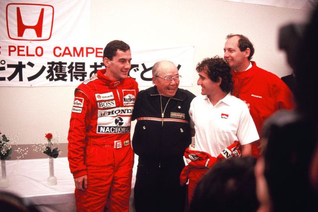 Ayrton Senna, Soichiro Honda, Alain Prost et Ron Dennis. Ce 30 octobre 1988 l'équipe fête le titre pilote pour Ayrton et constructeur pour McLaren