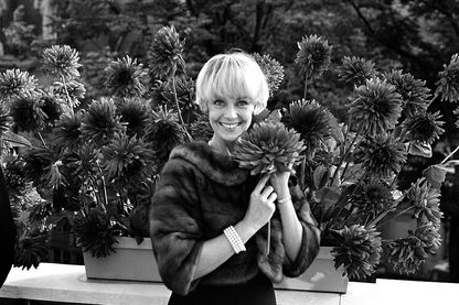Dany Robin présente un nouveau dahlia baptisé 'Beaux Jours de France', à Paris, France le 23 septembre 1965 Dany Robin présente un nouveau dahlia baptisé 'Beaux Jours de France', à Paris, France le 23 septembre 1965