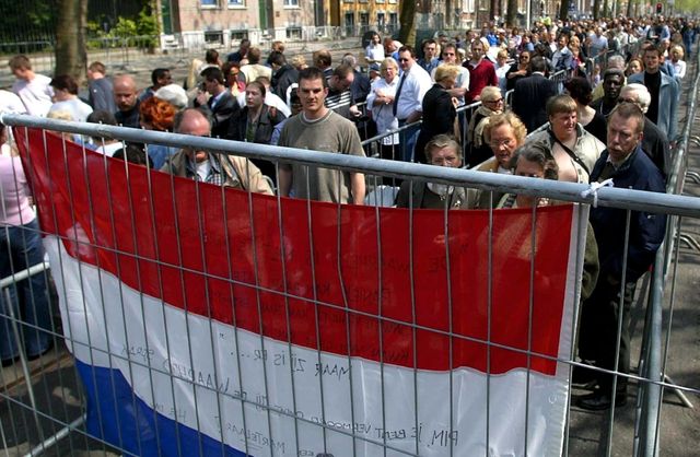 La foule devant la cathédrale de Rotterdam (Pays-Bas) pour rendre hommage à Pim Fortuyn le 9 mai 2002