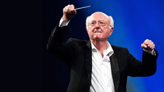 Vladimir Cosma fête ses 50 ans de carrière avec un orchestre symphonique au Palais de Congrès de Paris le 9 octobre 2016, France ©Getty - Paul Charbit / Gamma-Rapho