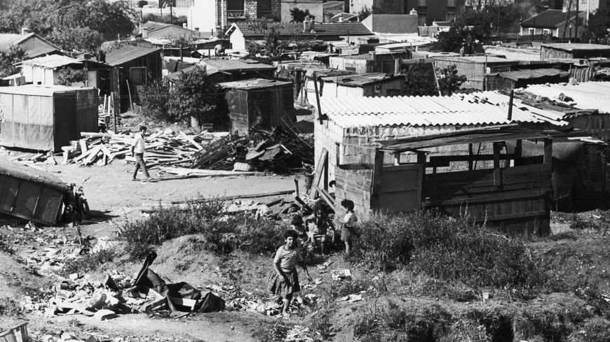 Au pied des HLM en construction et d'un chapelet de pavillons, la pauvreté