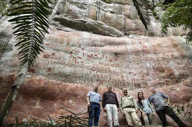 Ernesto Montenegro - dir de l'Institut colombien d'anthropologie et d'histoire; l’ambassadeur Gautier Mignot, Andres Delpuech, Directeur du Museum of Man, l’anthropologue Céline Valadeau et le chercheur Stephen Rostain sur la colline de Cerro Azul