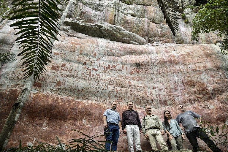 Ernesto Montenegro - dir de l'Institut colombien d'anthropologie et d'histoire; l’ambassadeur Gautier Mignot, Andres Delpuech, Directeur du Museum of Man, l’anthropologue Céline Valadeau et le chercheur Stephen Rostain sur la colline de Cerro Azul