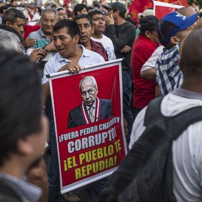 Un manifestant tient une pancarte indiquant "Chavarry dehors", en référence au procureur général Pedro Chavarry, lors d'une manifestation contre la corruption à Lima le 3 janvier 2019.