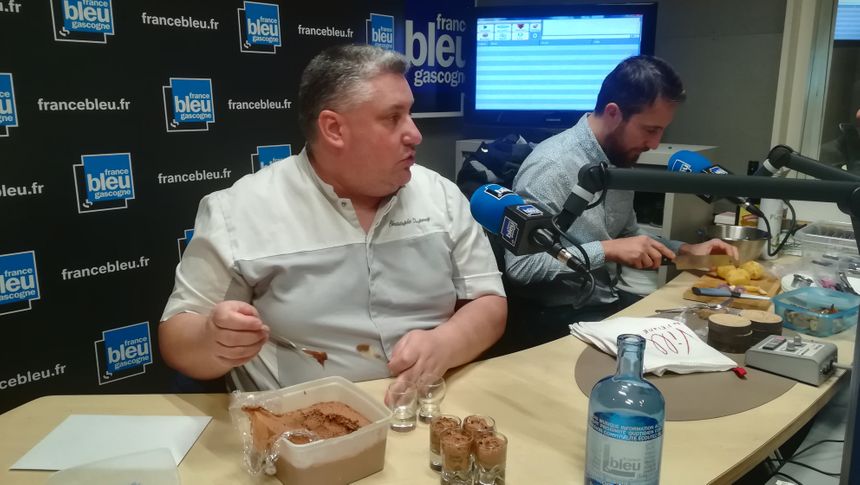 Christophe Dupouy en train de travailler sa mousse au chocolat de Sao Tomé