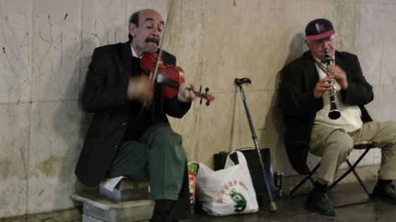 Des musiciens de rue jouant à Budapest - GayetMart