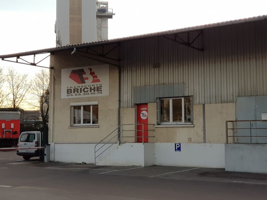 Les bâtiments discrets des transports Briche en zone de Magré à Limoges