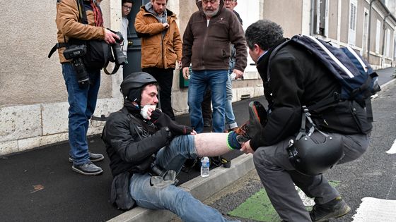 Nicolas Messyasz (centre), un photographe travaillant pour SIPA Press, a été blessé par un tir de flashball lors de la manifestion des "Gilets jaunes" à Bourges, le 12/01/2019. ©AFP - Thierry Zoccolan